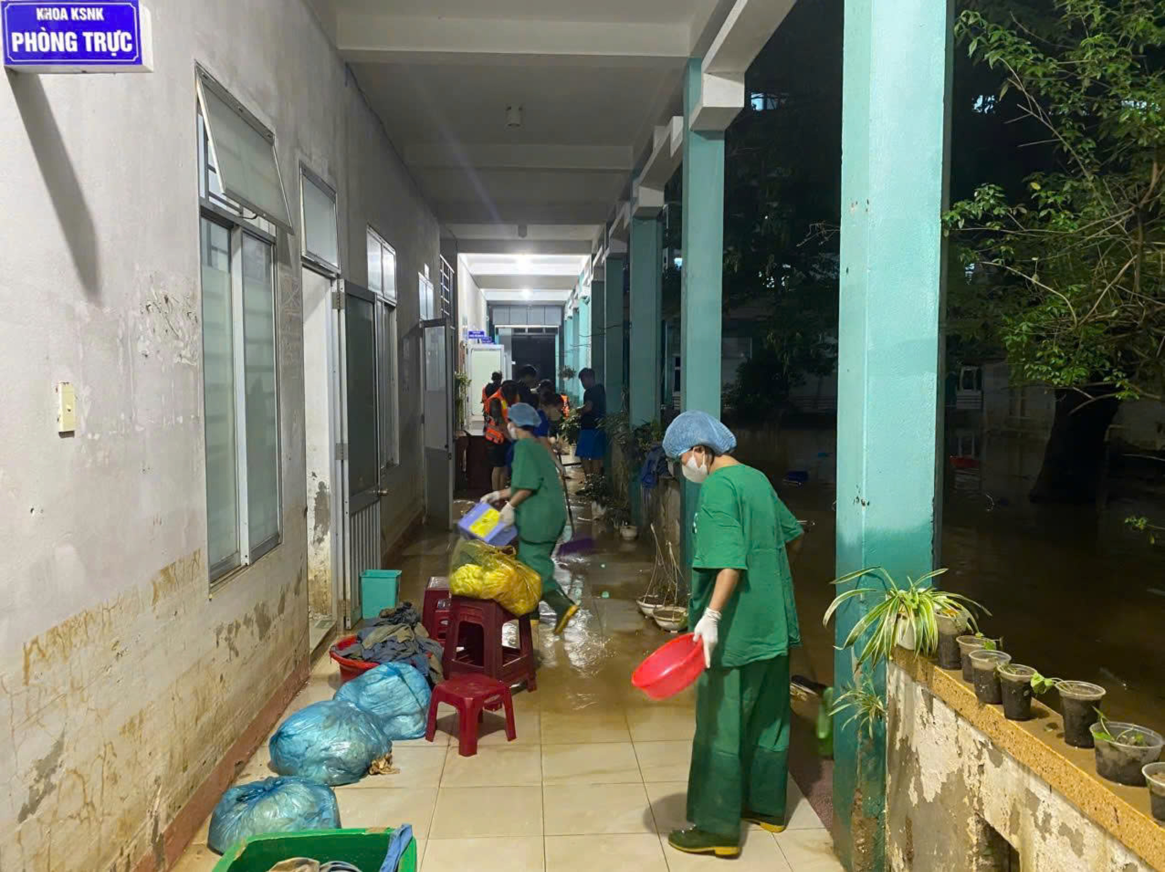 部队奉命夜间行军至岘港两大医院清理淤泥